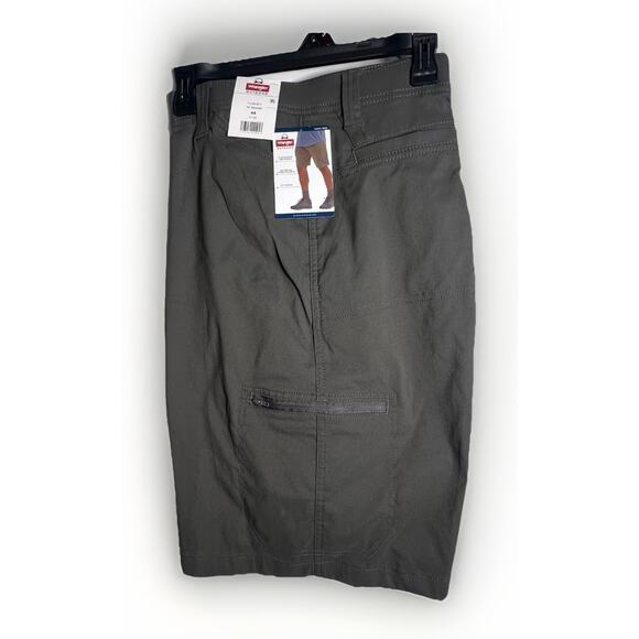 Wrangler Cargo Shorts Men’s Size 44 Gray Relaxed Fit 10 Inch Seam NWT - Picture 1 of 4